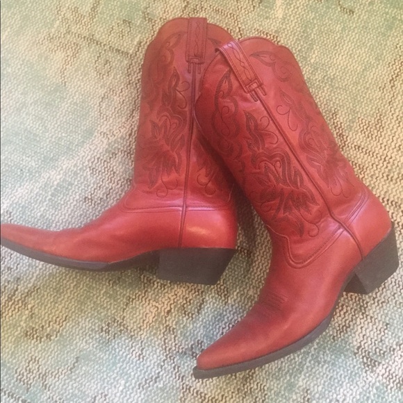 Ariat Shoes - Ariat cowboy boots, size 8.5. EUC